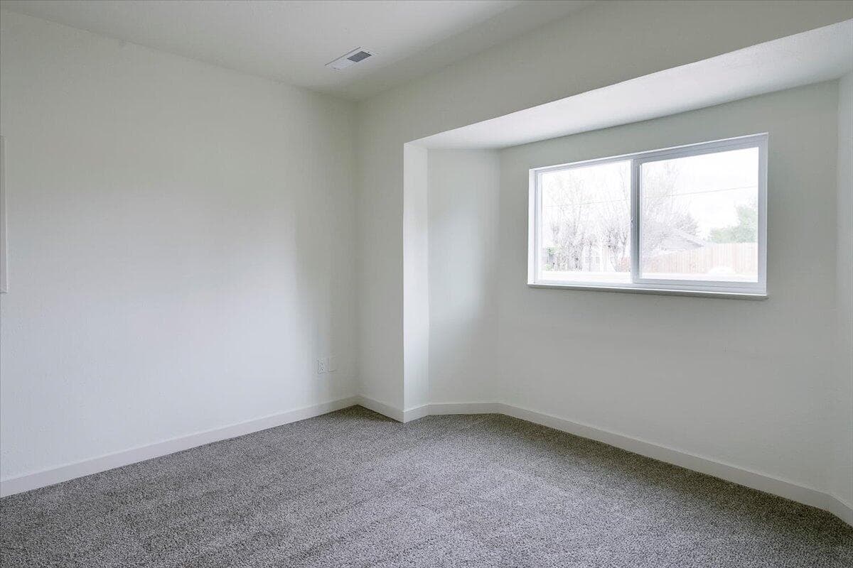 Photo of 2360 SW Salmon Avenue 14 of 23