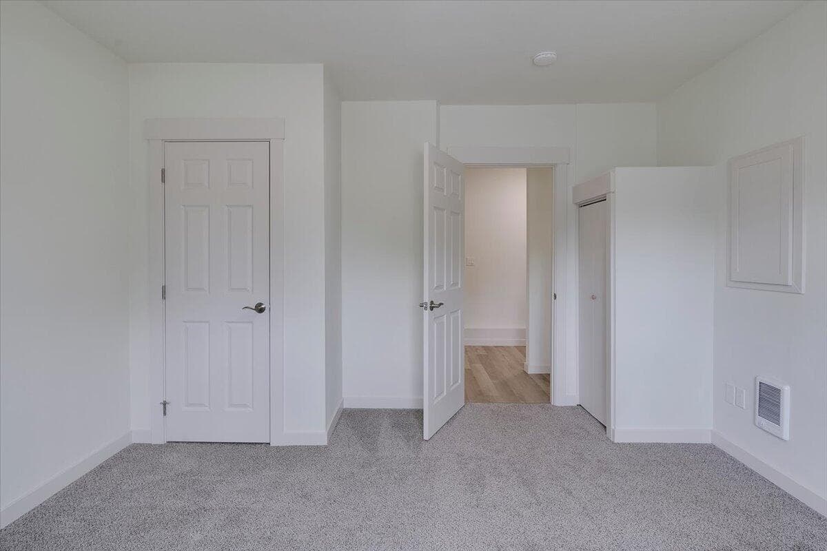 Photo of 2360 SW Salmon Avenue 15 of 23