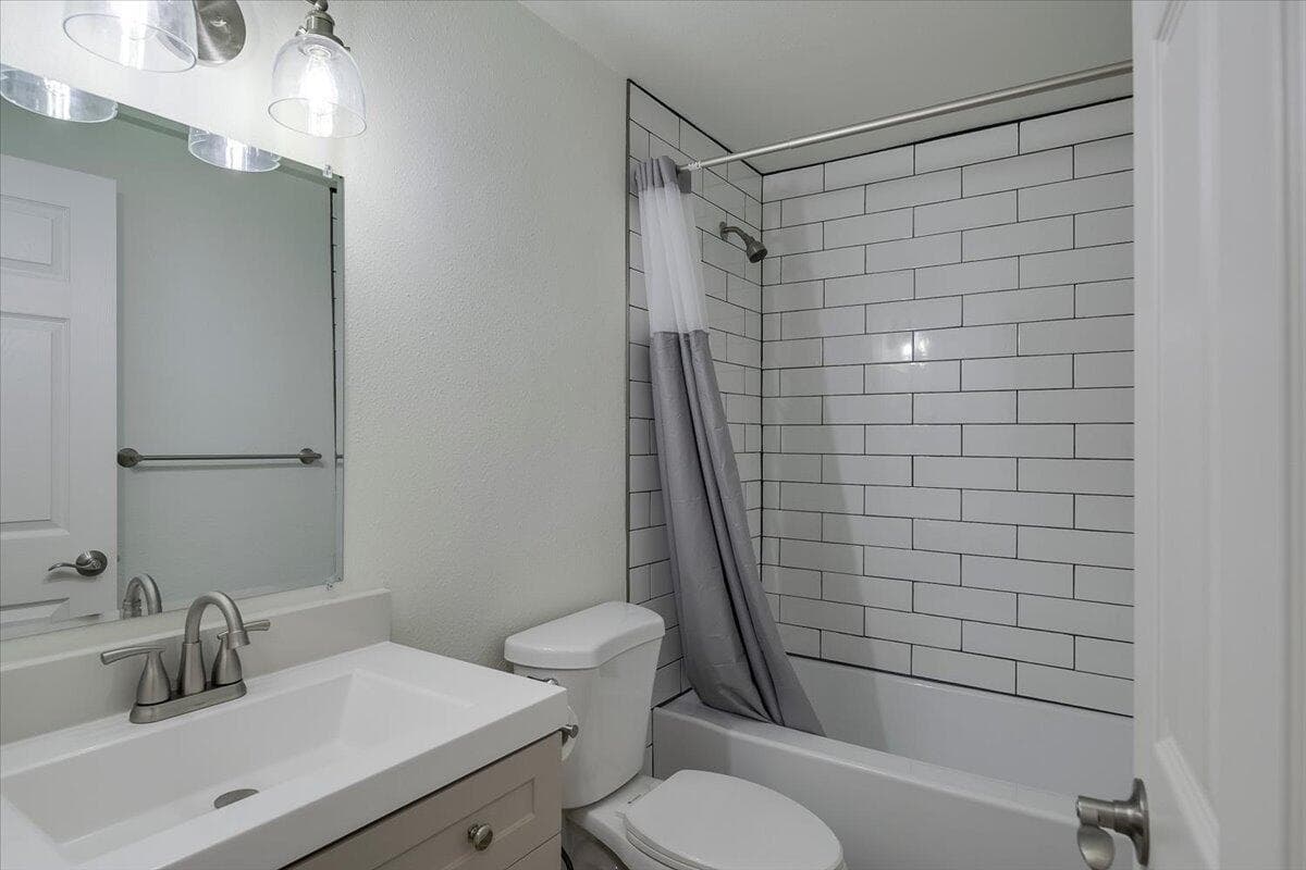 Photo of 2360 SW Salmon Avenue 16 of 23