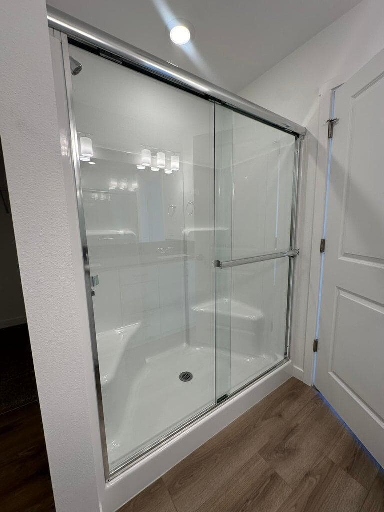 Photo of similar model, finishes may vary.