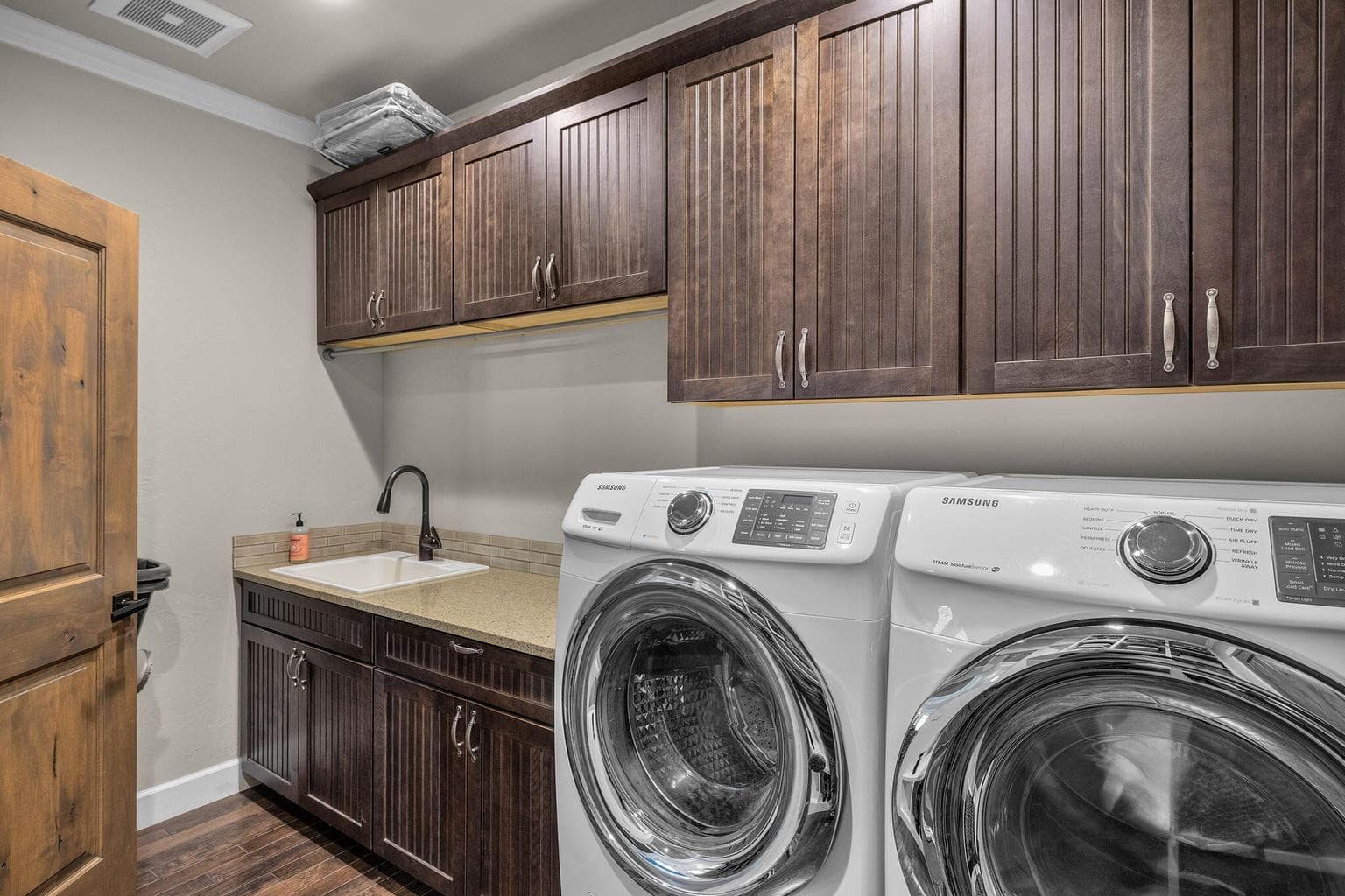 large laundry/ mudroom with sink