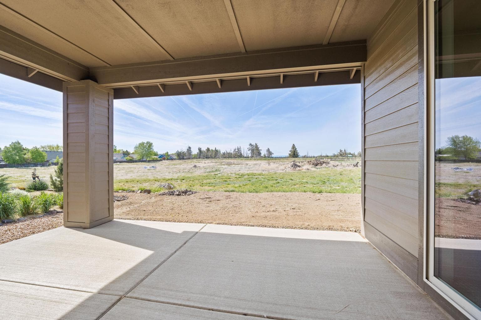 Photo of 2366 NW Redwood Avenue 8 of 31