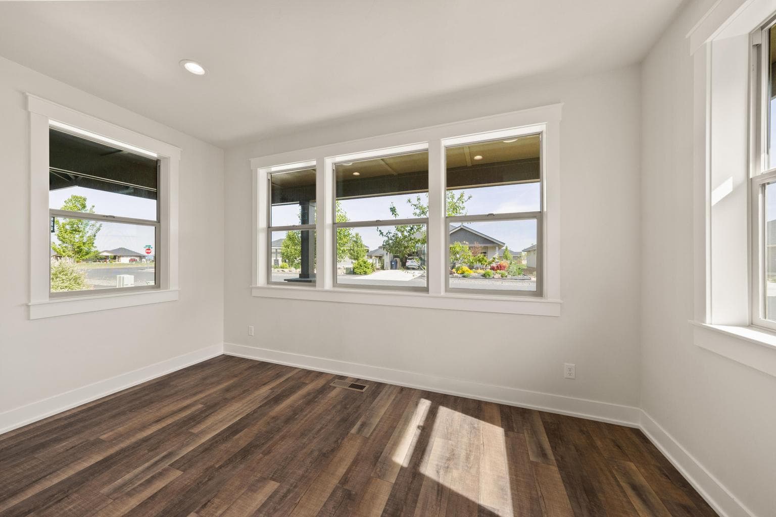 Photo of 2366 NW Redwood Avenue 18 of 31