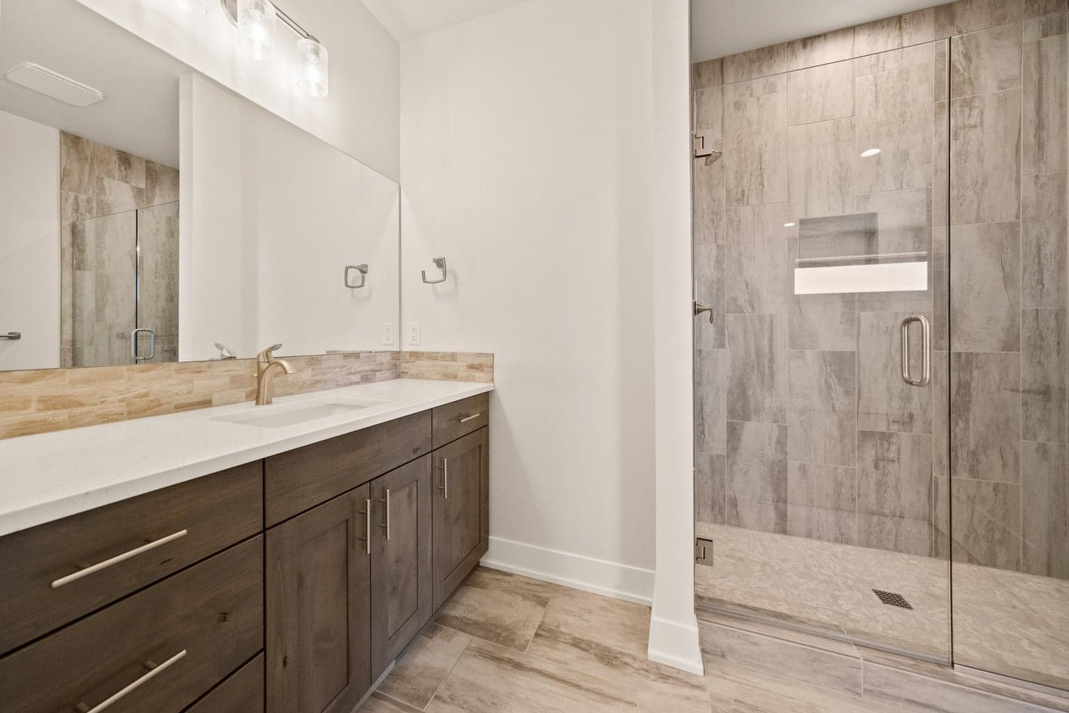 Photo of 2366 NW Redwood Avenue 23 of 31