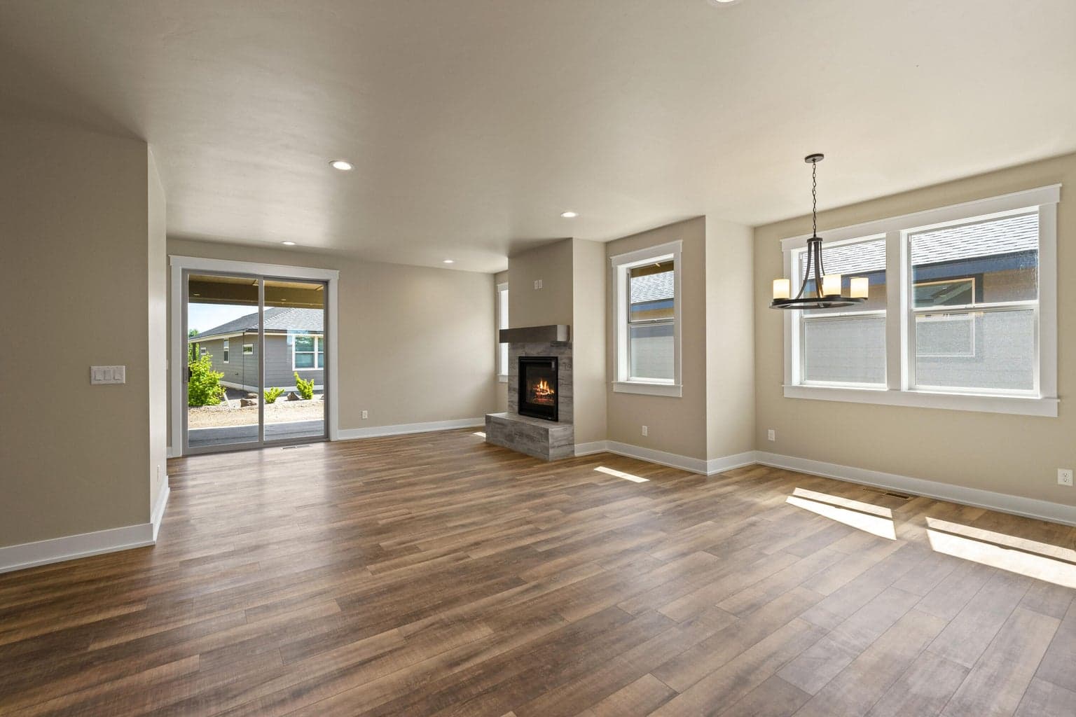 Photo of 2628 NW Redwood Circle 10 of 36