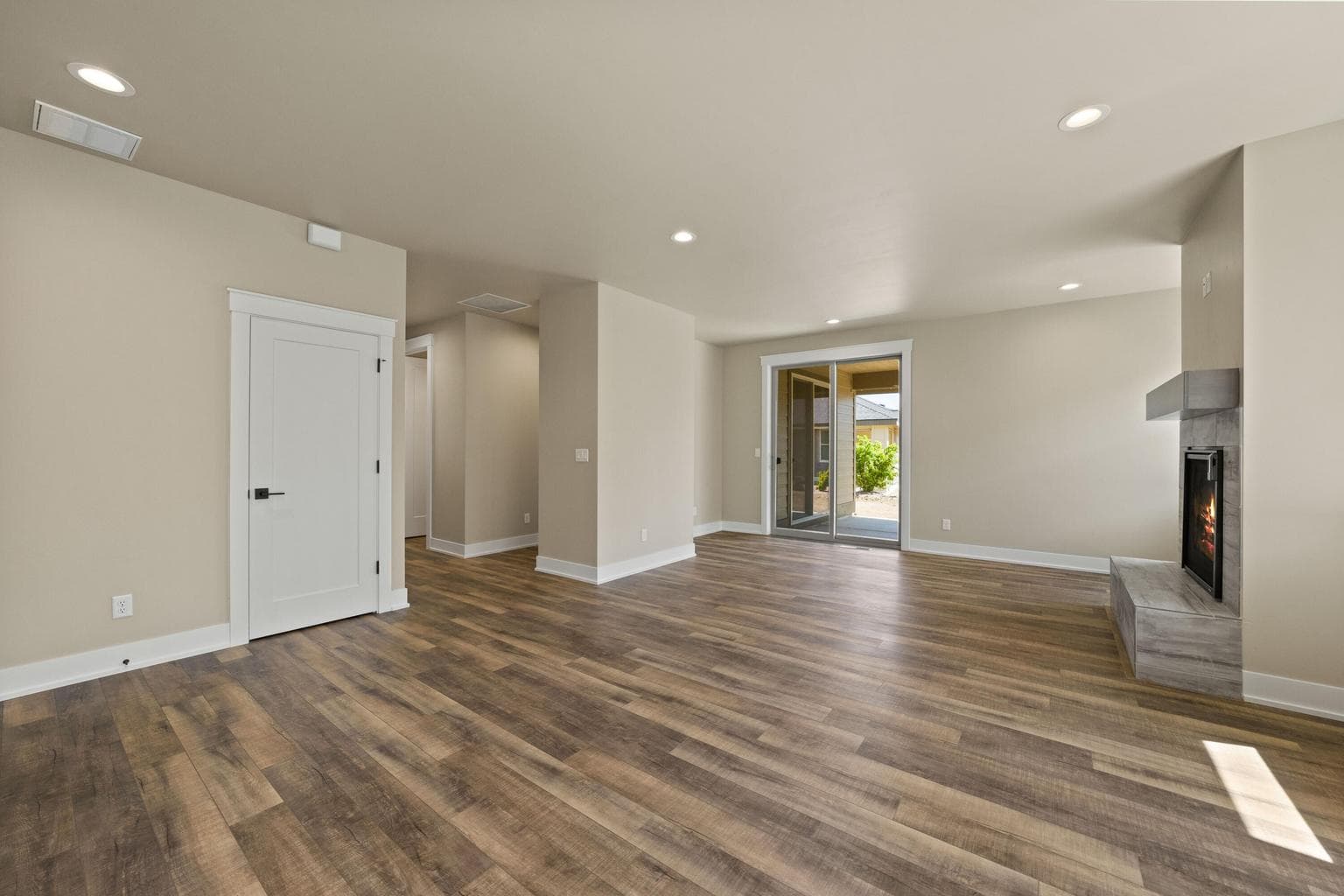 Photo of 2628 NW Redwood Circle 14 of 36