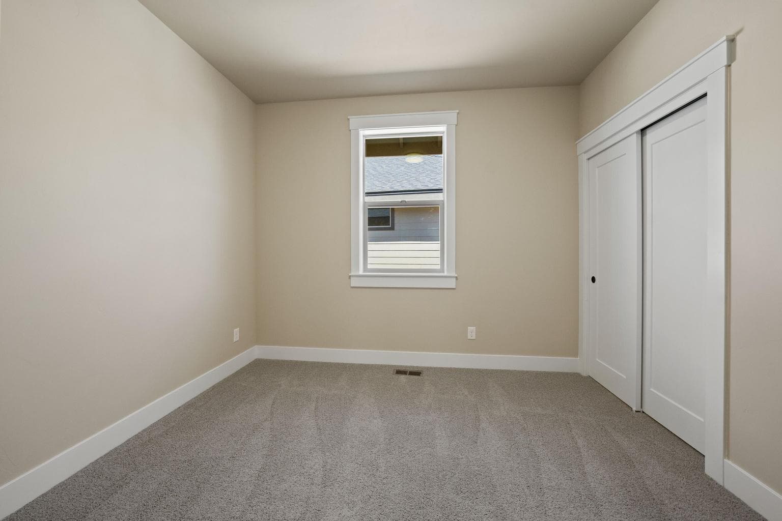 Photo of 2628 NW Redwood Circle 30 of 36
