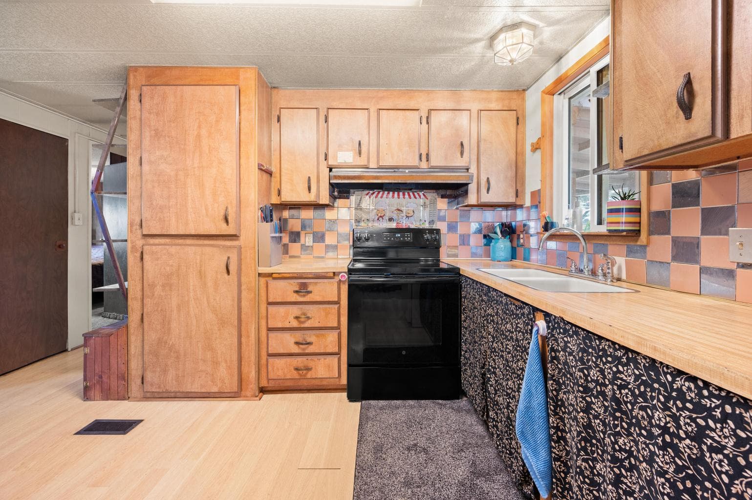 Photo of 791 SE Akins Drive 9 of 45