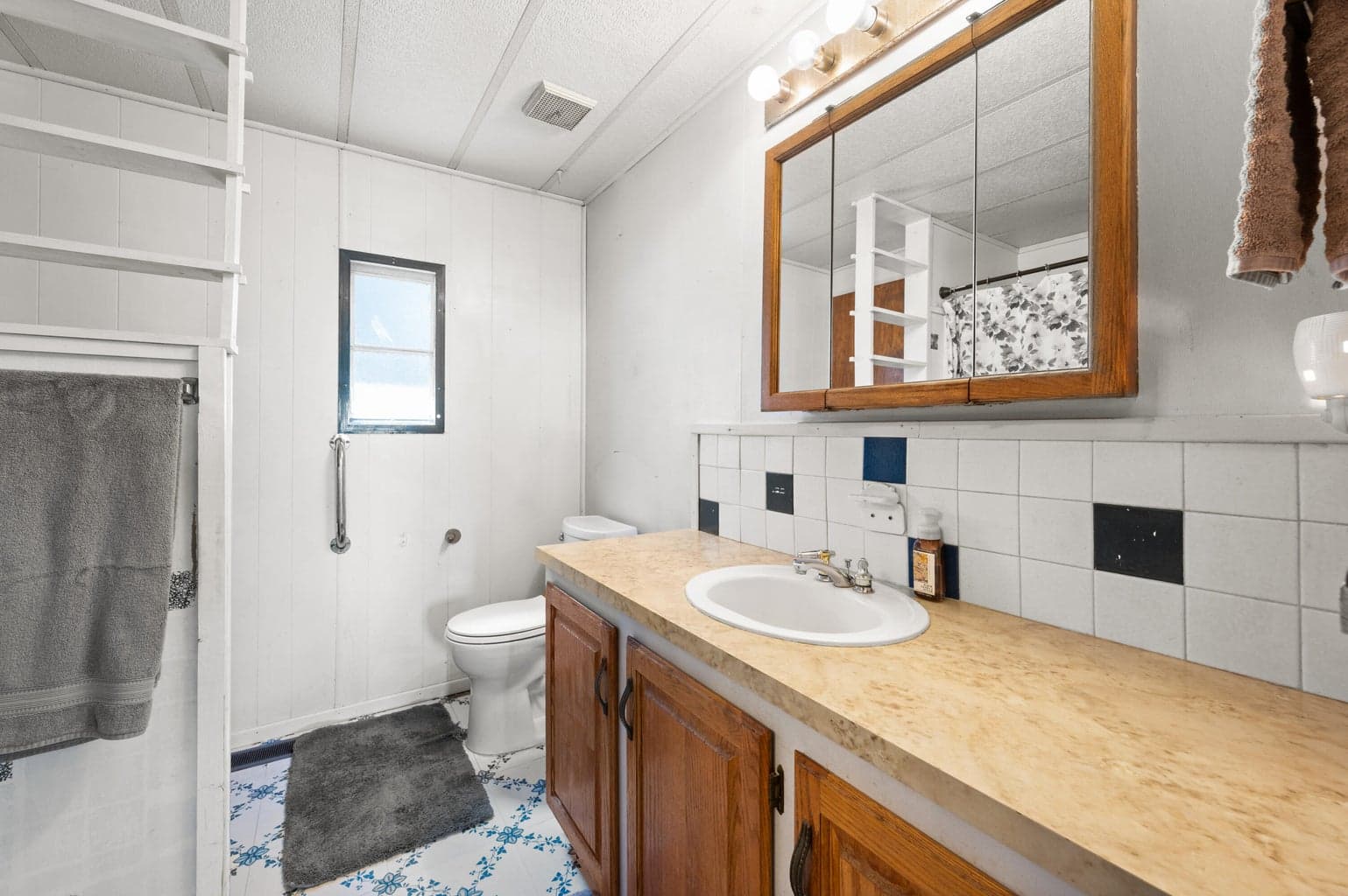 Photo of 791 SE Akins Drive 16 of 45