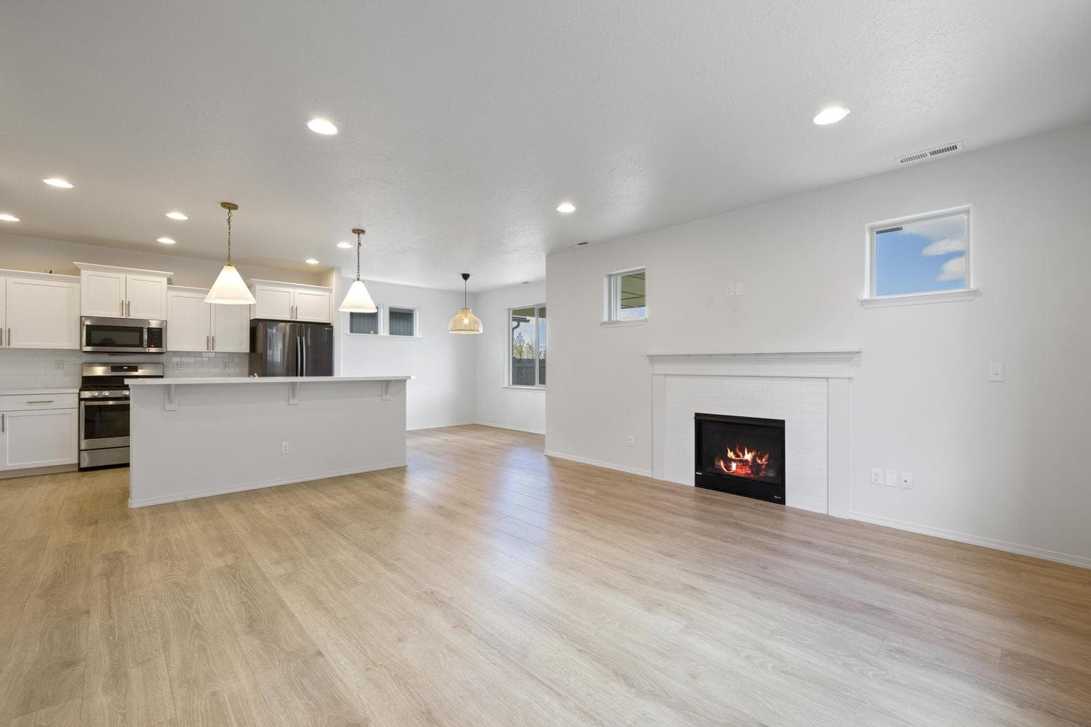 Photo of 2555 NW Ivy Way 10 of 51
