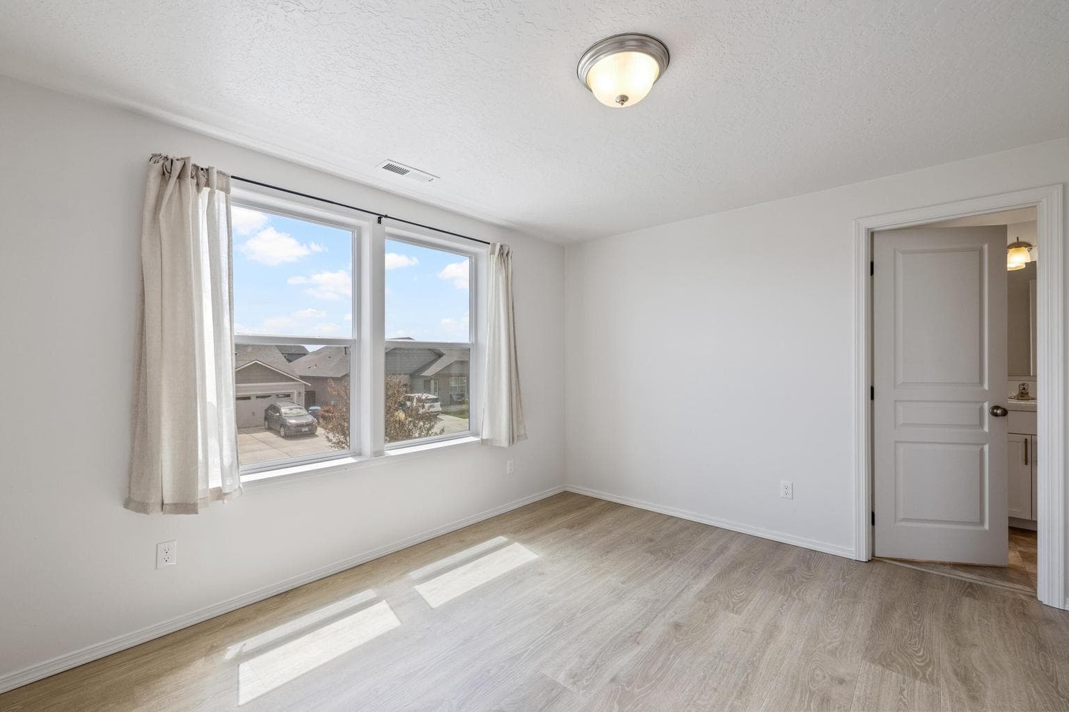 Photo of 2555 NW Ivy Way 27 of 51