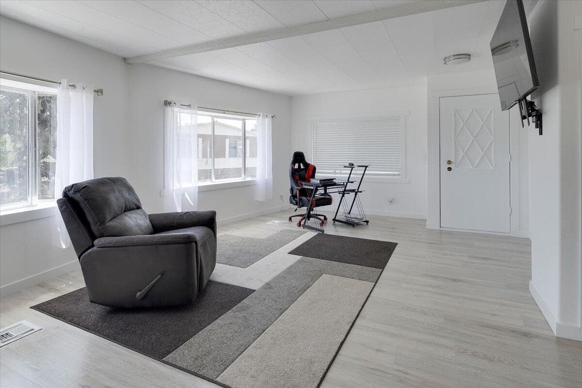 Photo of 2633 SW Obsidian Avenue 7 of 28