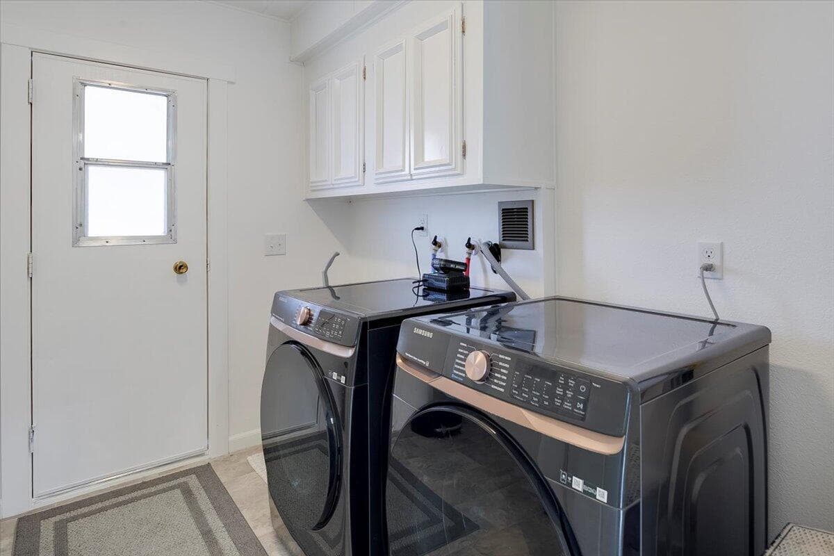 Photo of 2633 SW Obsidian Avenue 11 of 28