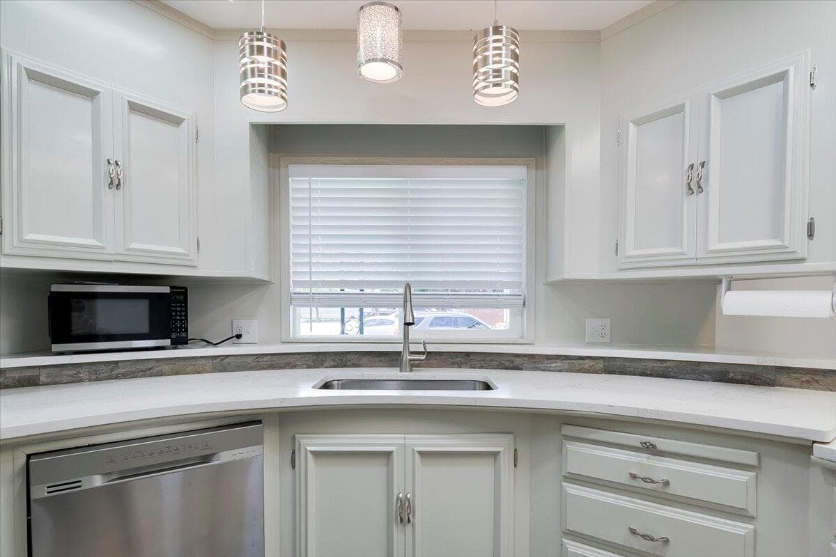 Photo of 2633 SW Obsidian Avenue 13 of 28