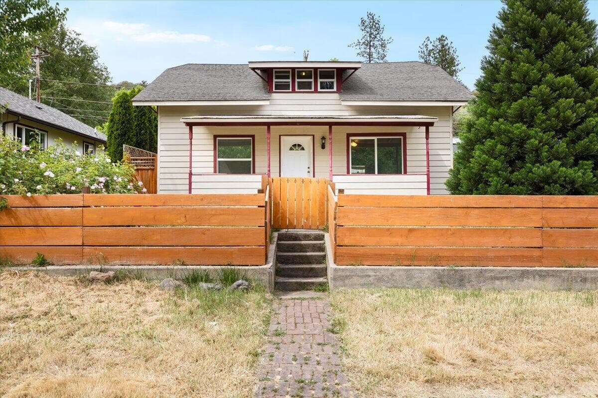 667 Fifth, Gold Hill, 97525