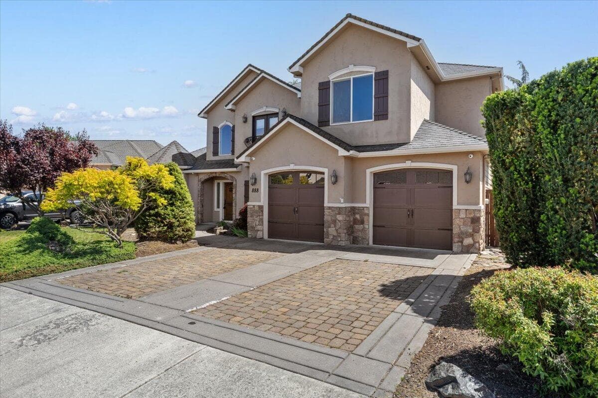 Photo of 888 Arrowhead 2 of 36