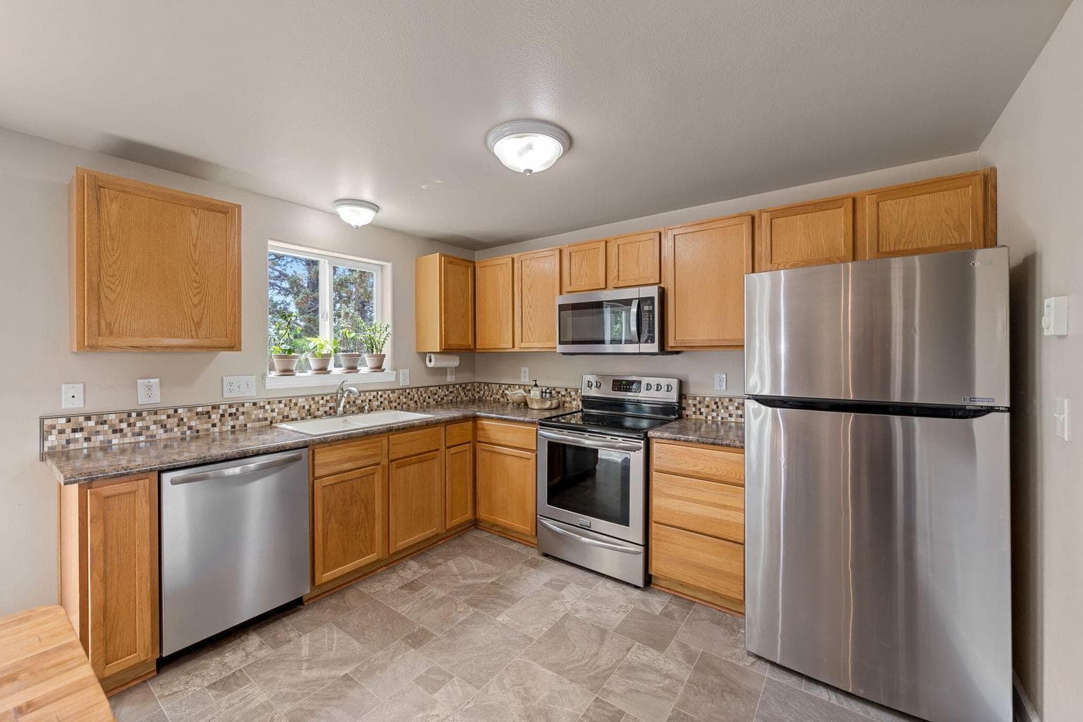 Photo of 2490 SW Cascade Mountain Avenue 11 of 38