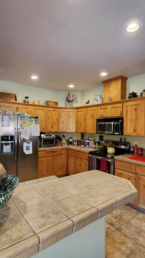Raised tiled breakfast bar.