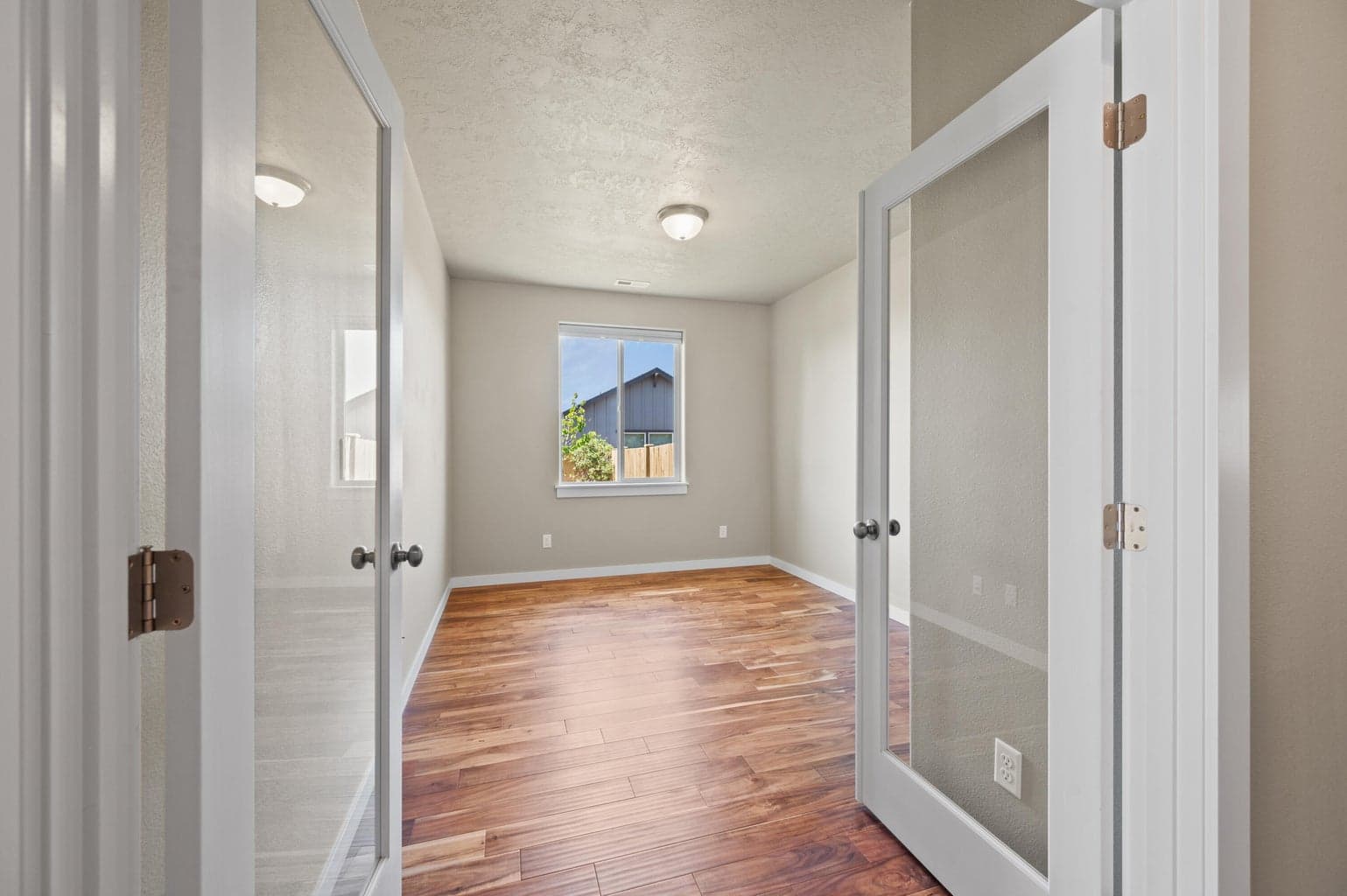 Photo of 4677 SW Volcano Avenue 10 of 35
