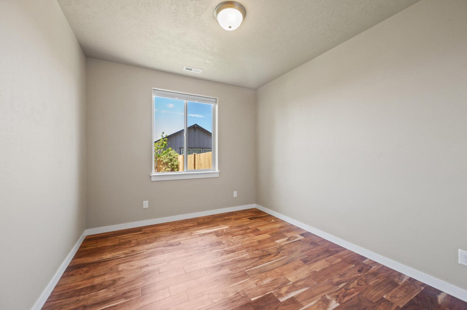 Photo of 4677 SW Volcano Avenue 11 of 35