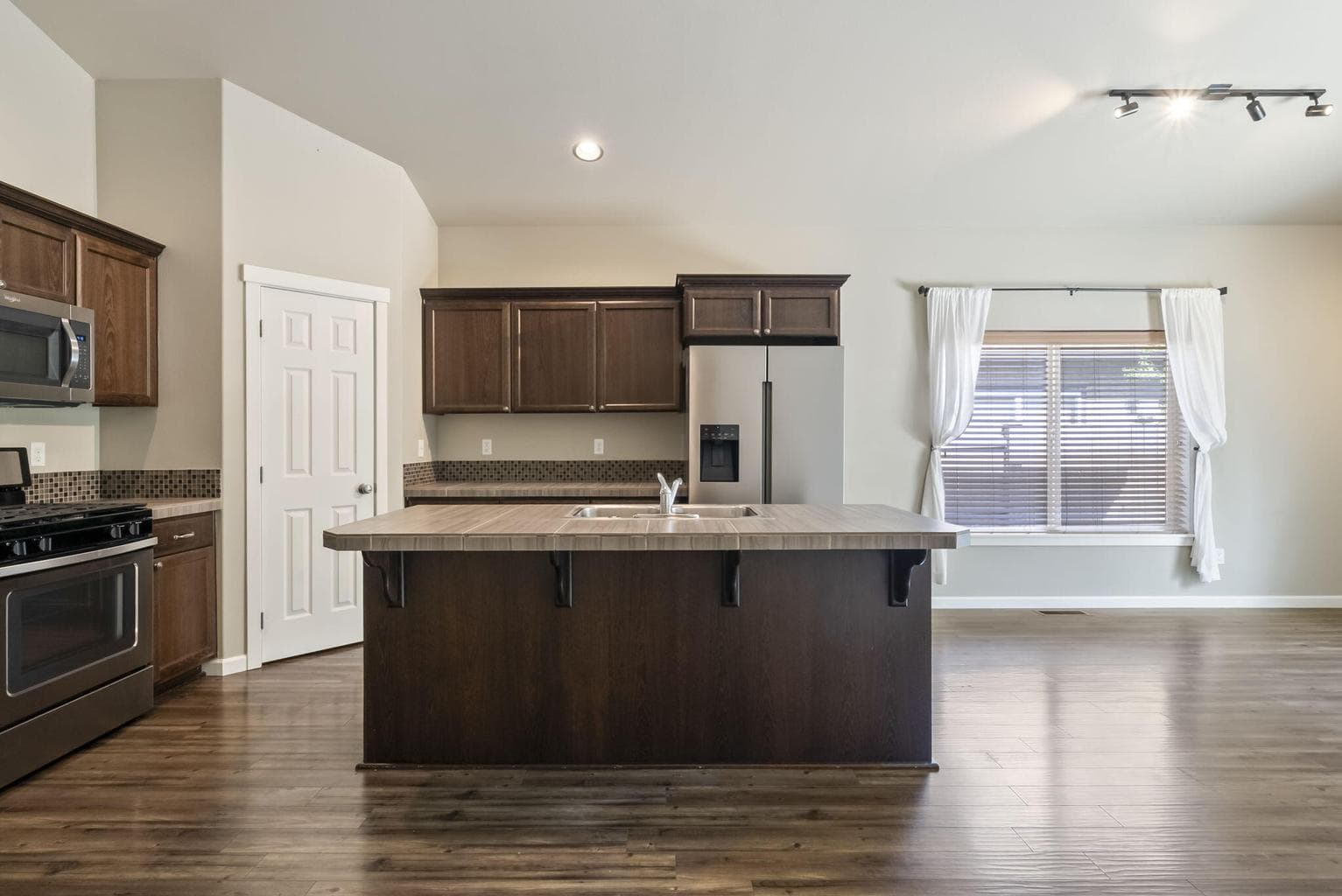 Photo of 656 SE Reed Market Road 8 of 32