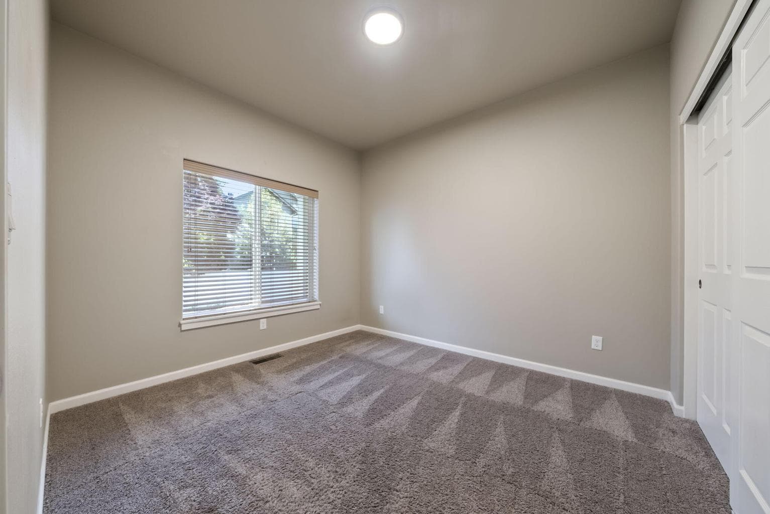Photo of 656 SE Reed Market Road 27 of 32
