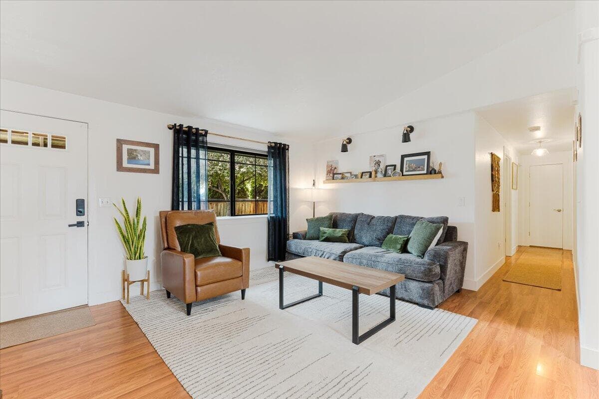 Photo of 3139 SW Reindeer Avenue 7 of 35