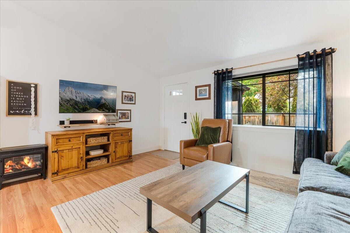 Photo of 3139 SW Reindeer Avenue 8 of 35