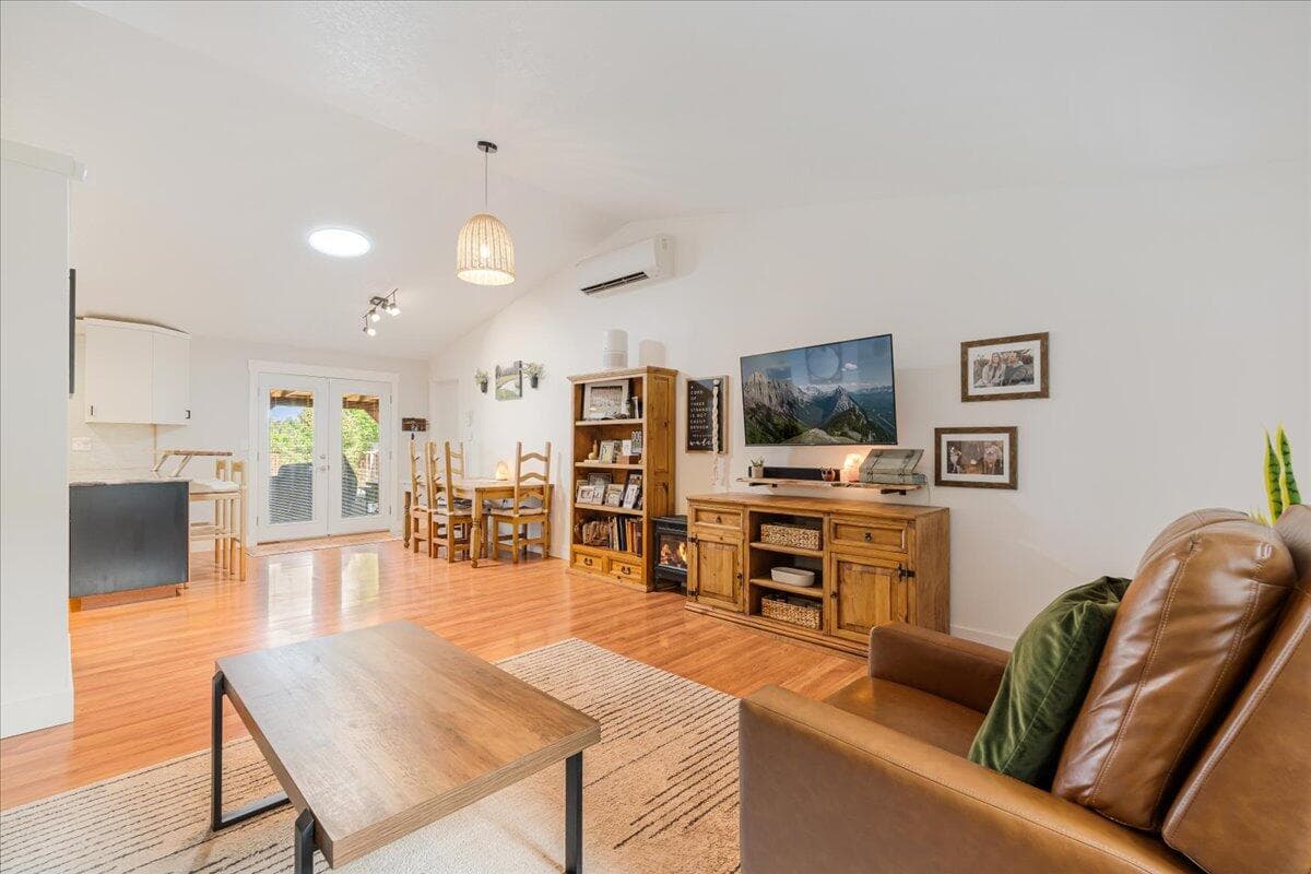 Photo of 3139 SW Reindeer Avenue 9 of 35