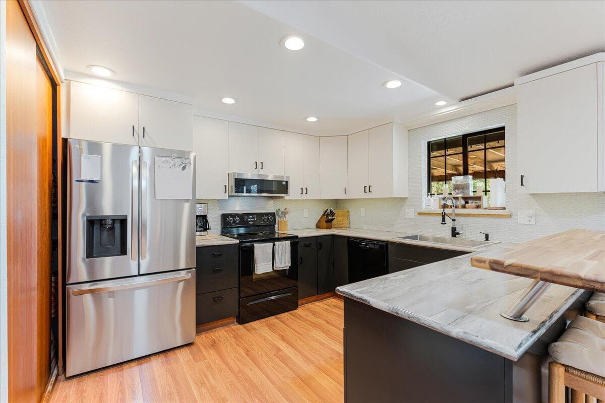 The kitchen has clean lines and full ceiling heigh cabinetry making the most of storage space.