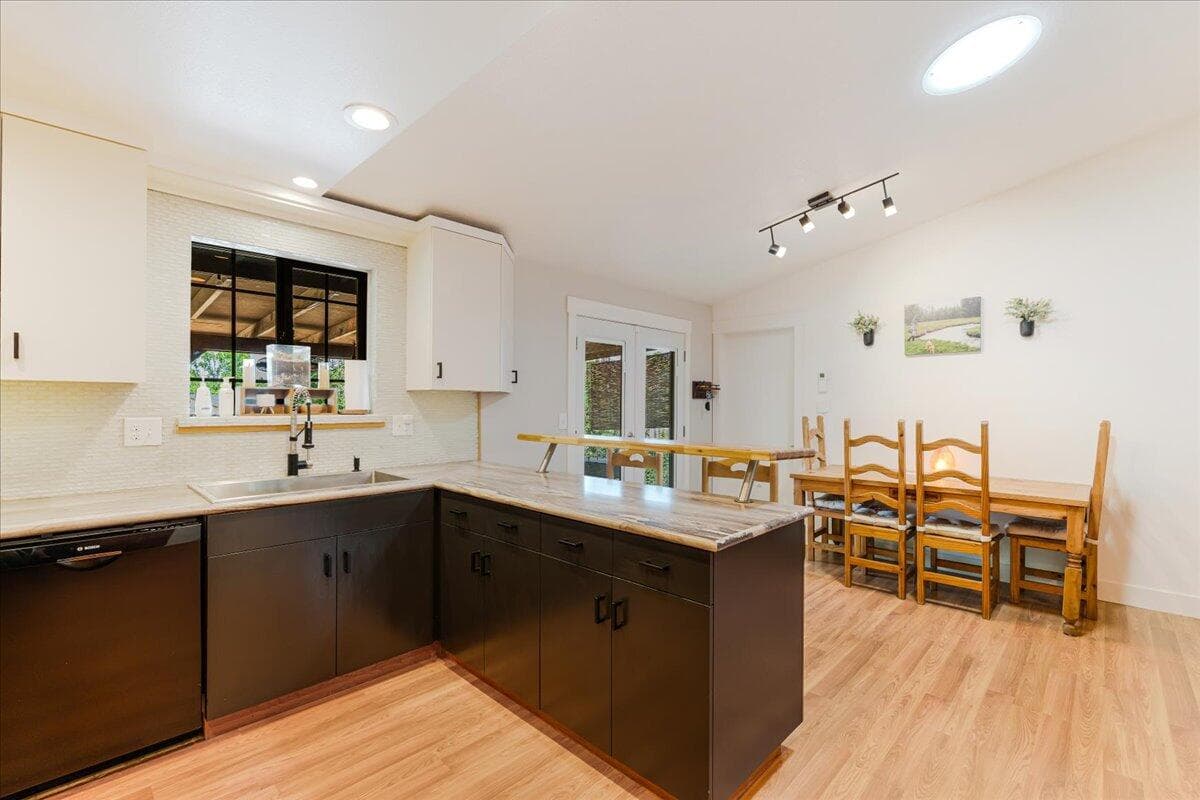 An elevated butche block breakfast bar leaves plenty of country space for prep.