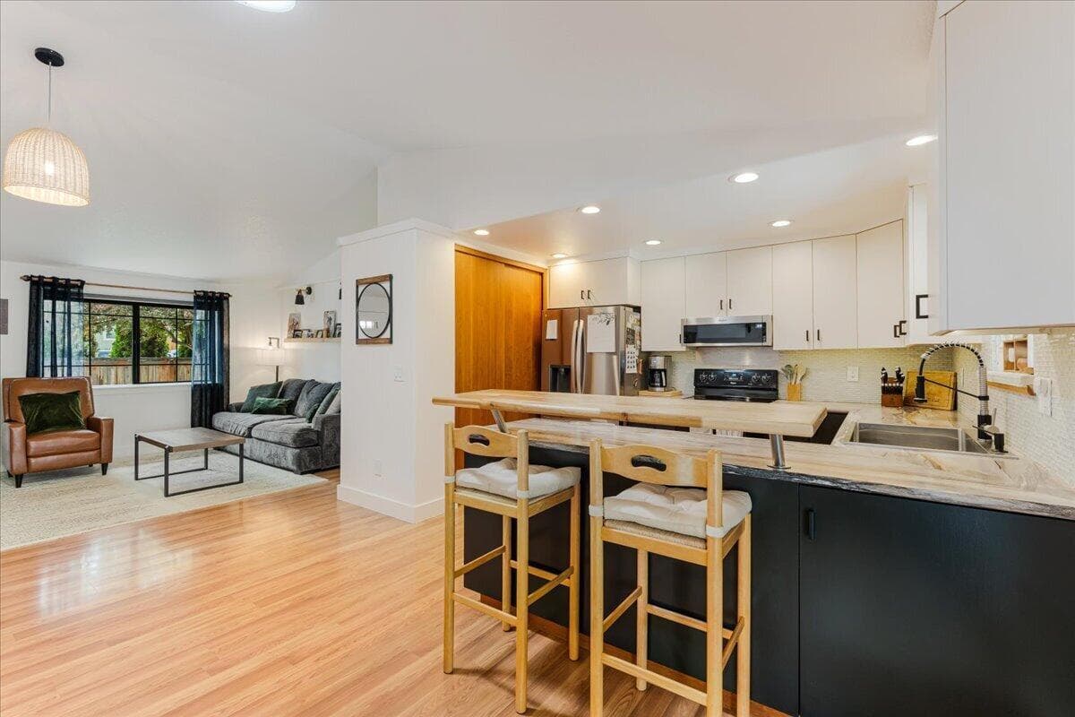 Photo of 3139 SW Reindeer Avenue 14 of 35