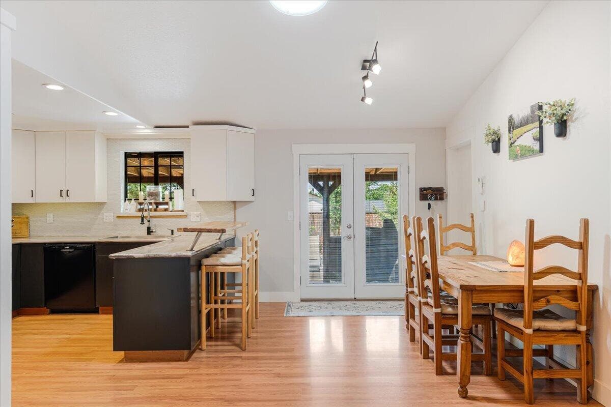 Photo of 3139 SW Reindeer Avenue 15 of 35