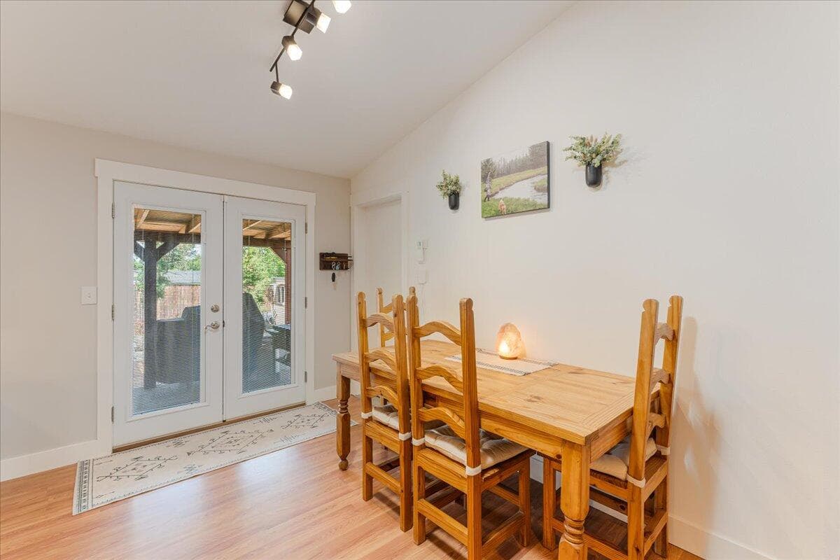 Photo of 3139 SW Reindeer Avenue 17 of 35