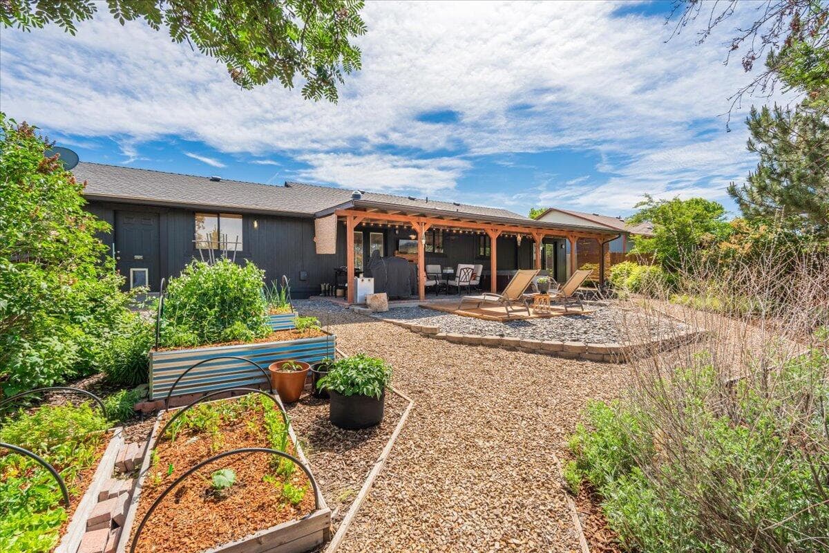 Photo of 3139 SW Reindeer Avenue 27 of 35