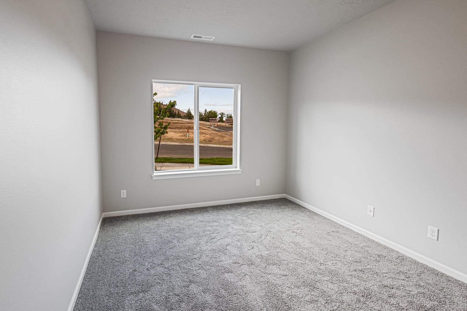 Photo of 563 SW H Street 12 of 23