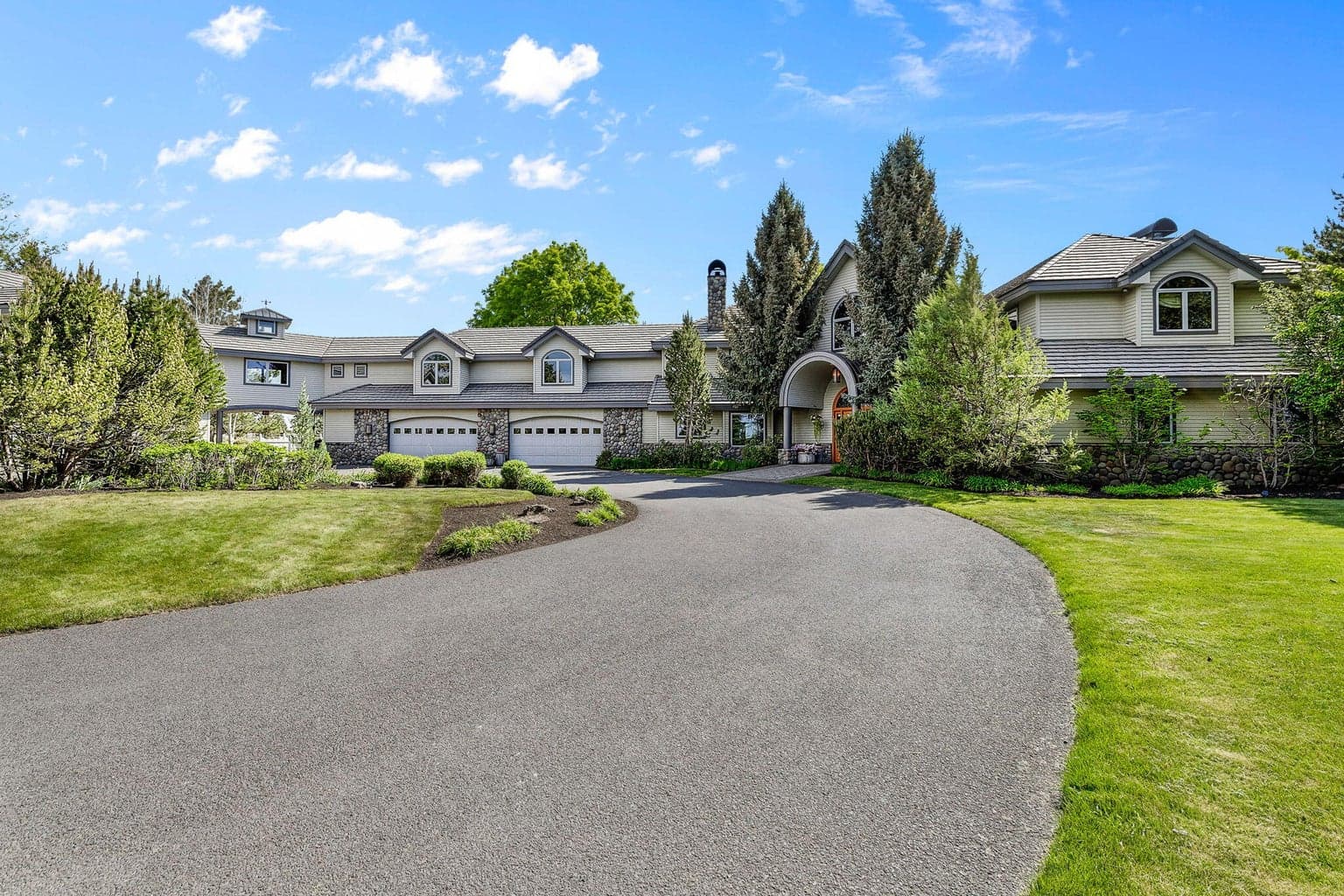 Photo of 67480 Cloverdale 1 of 76