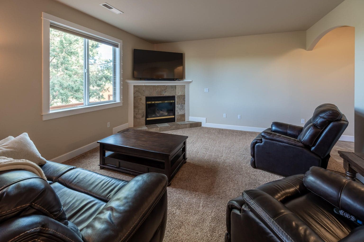 Photo of 1354 SW Rimrock Way 9 of 45