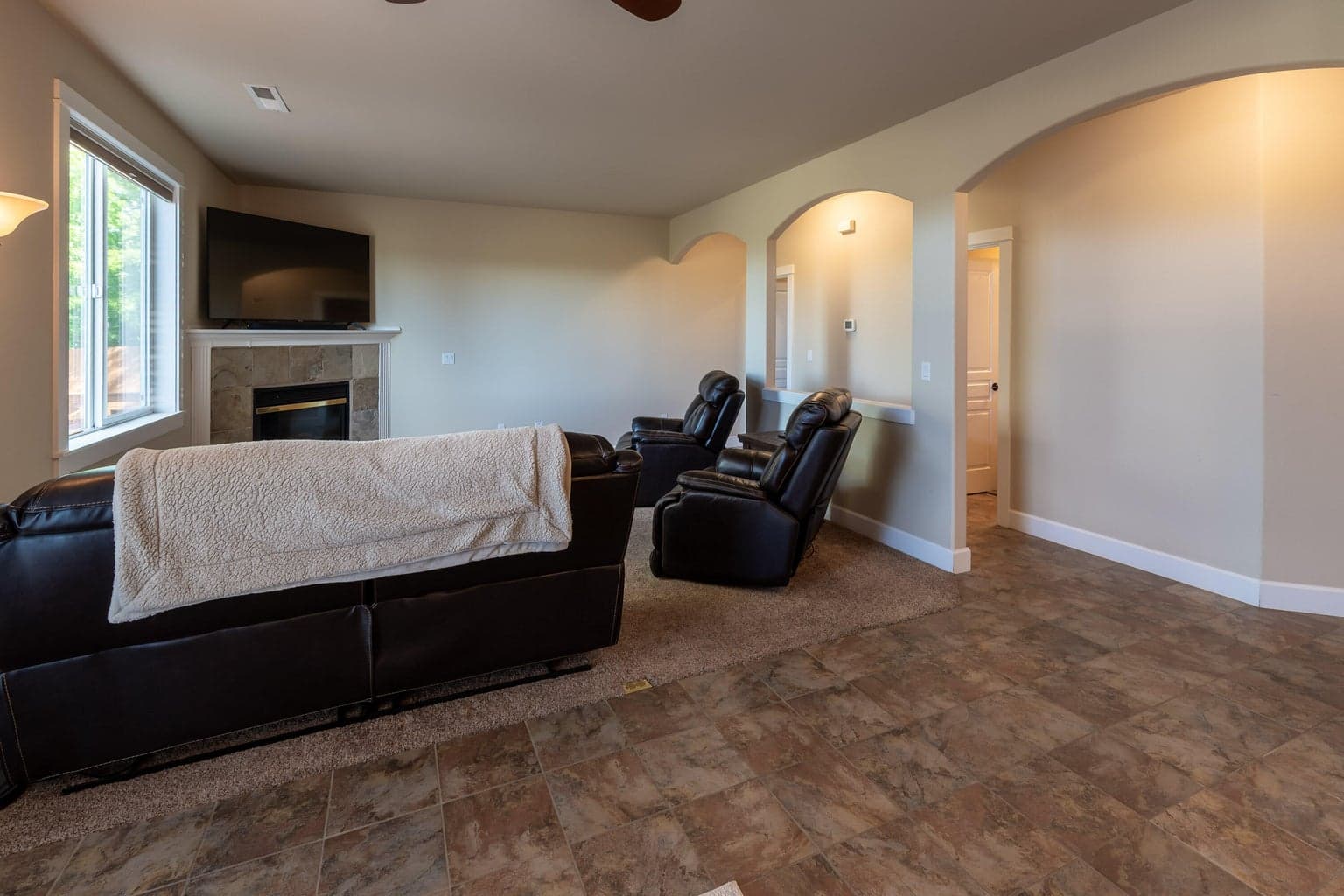 Photo of 1354 SW Rimrock Way 10 of 45