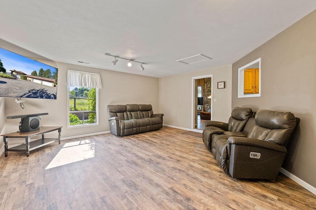 Photo of 2261 NE Sunrise Lane 6 of 42