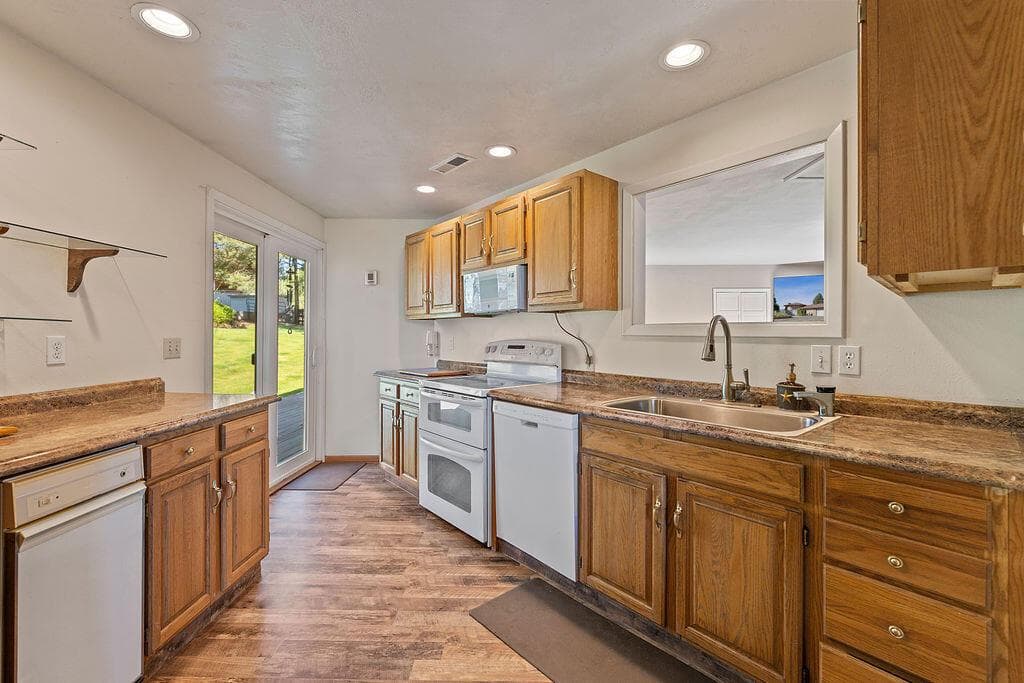 Photo of 2261 NE Sunrise Lane 15 of 42