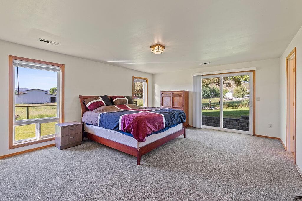 Photo of 2261 NE Sunrise Lane 18 of 42