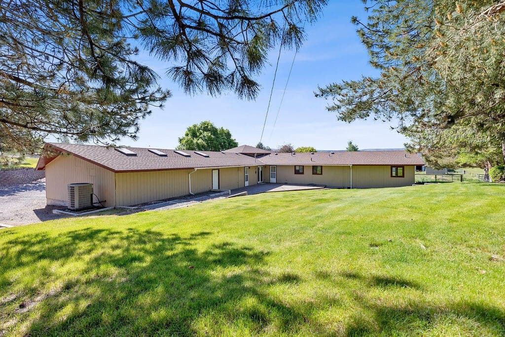 Photo of 2261 NE Sunrise Lane 29 of 42