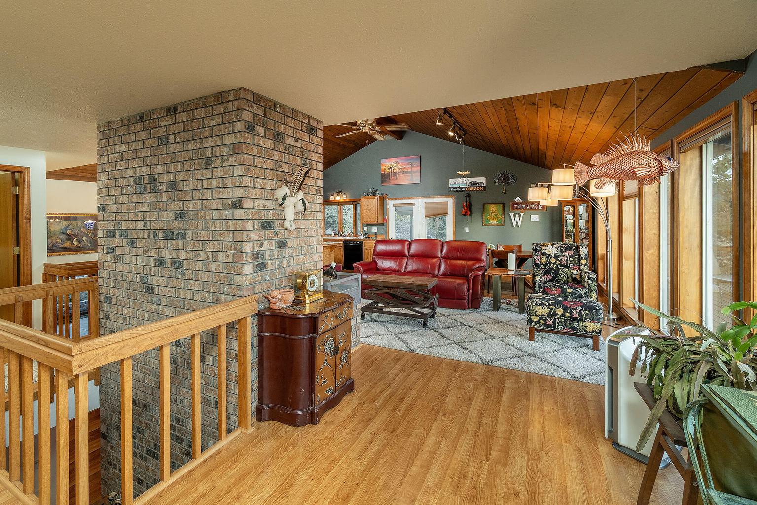 Photo of 950 NE Washington Place 13 of 30