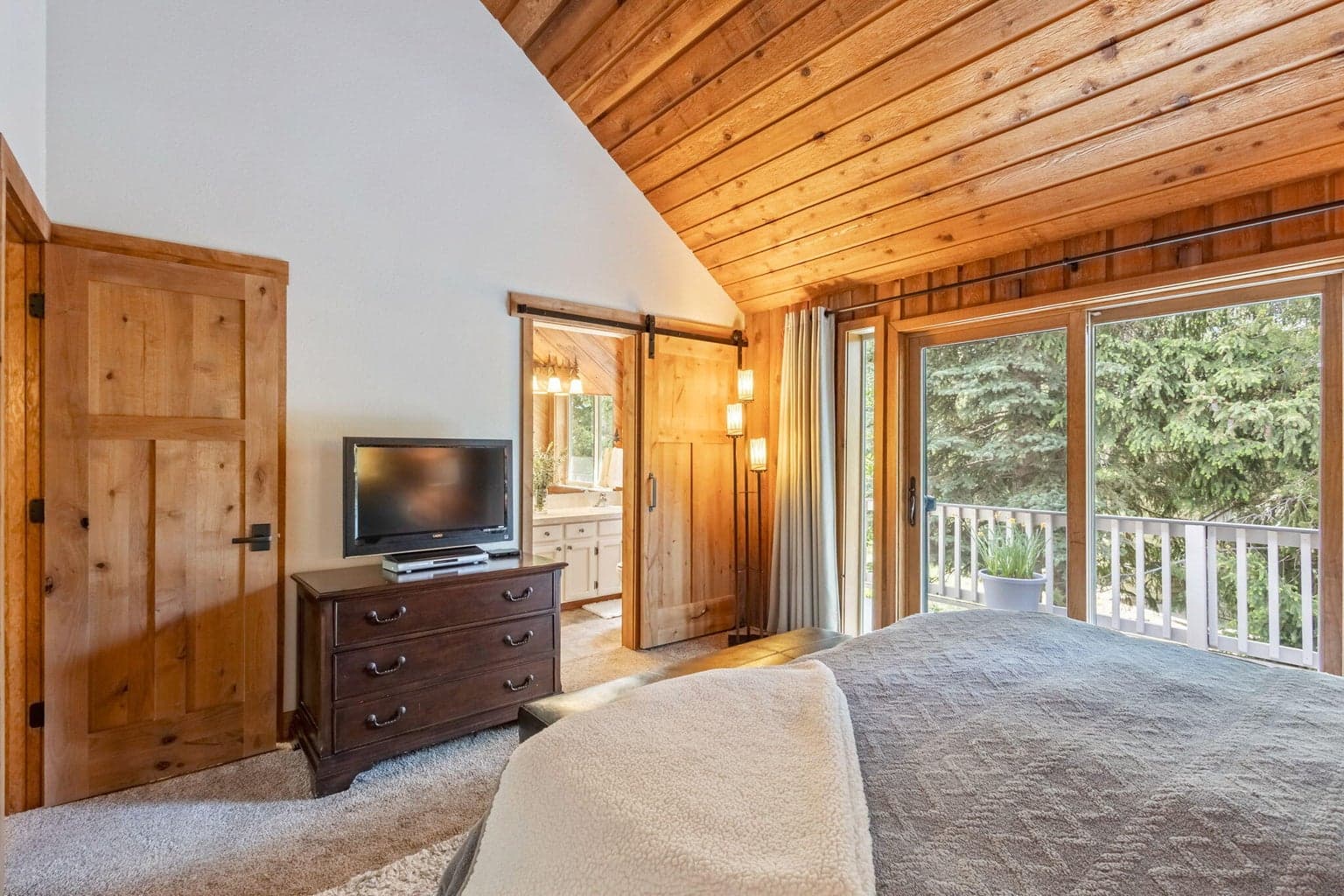 Vaulted Primary Bedroom en-suite