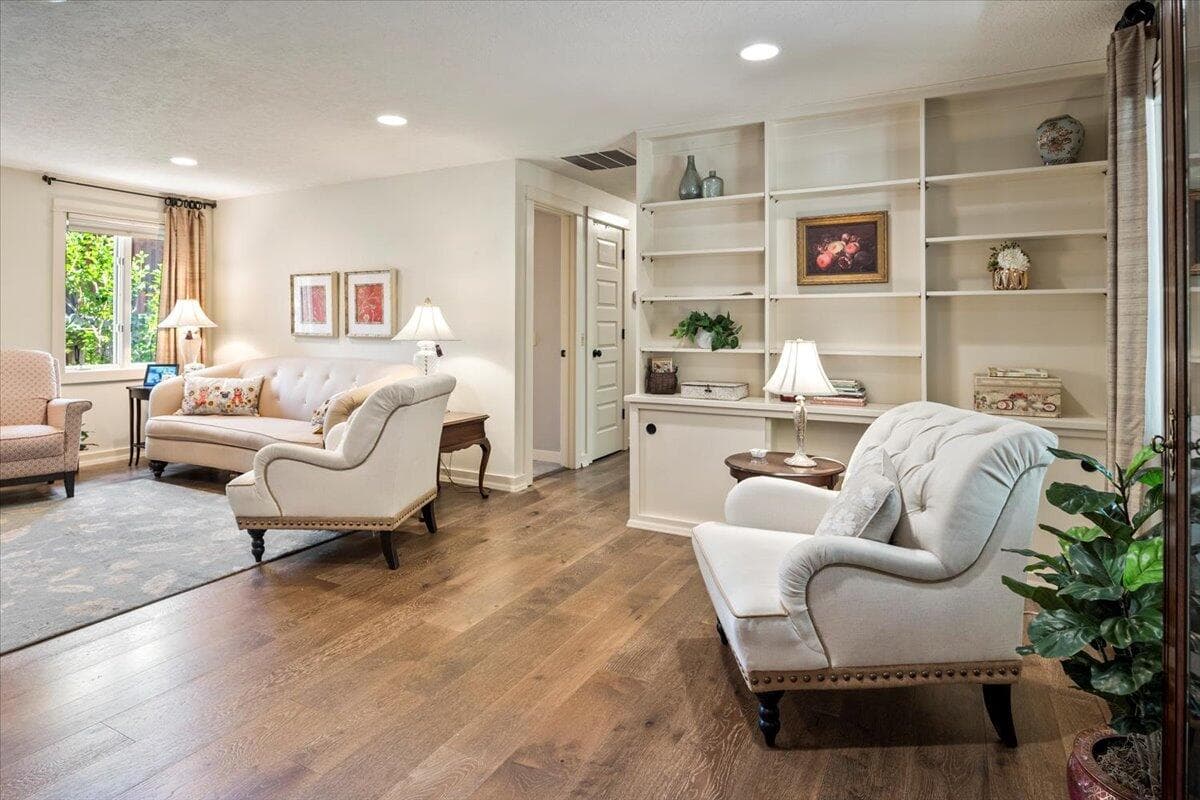 Photo of 325 E Washington Avenue 5 of 50