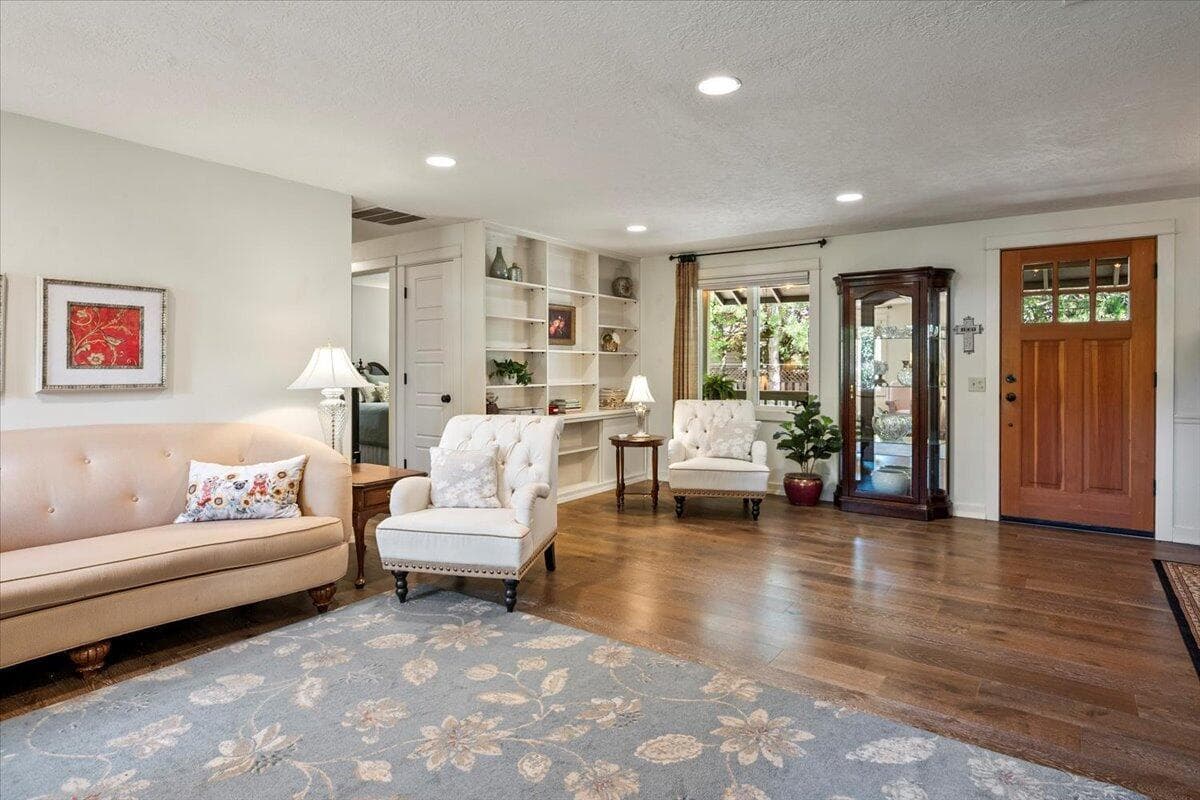 Photo of 325 E Washington Avenue 9 of 50