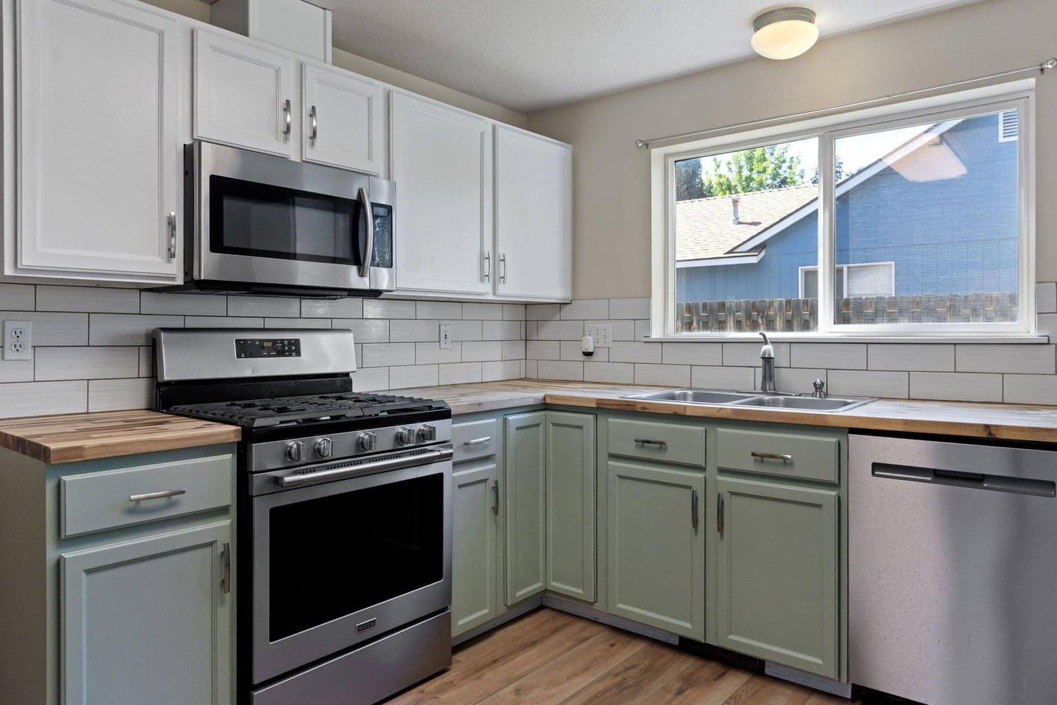 Photo of 1131 NE Locksley Drive 6 of 23