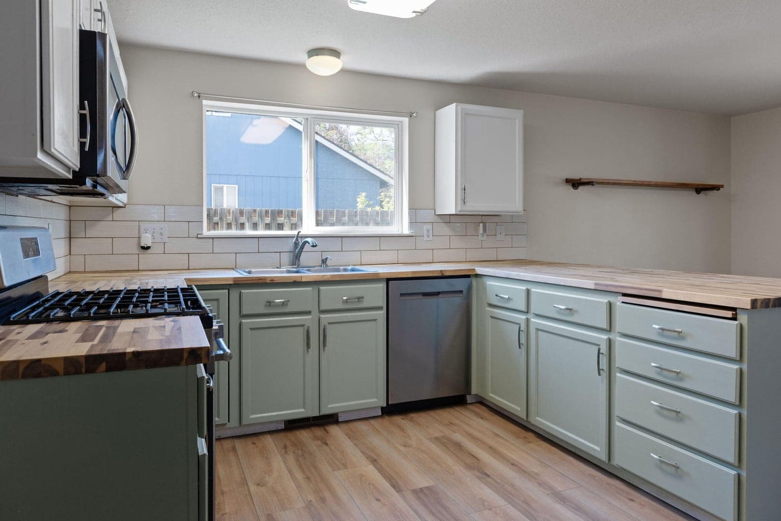 Photo of 1131 NE Locksley Drive 8 of 23