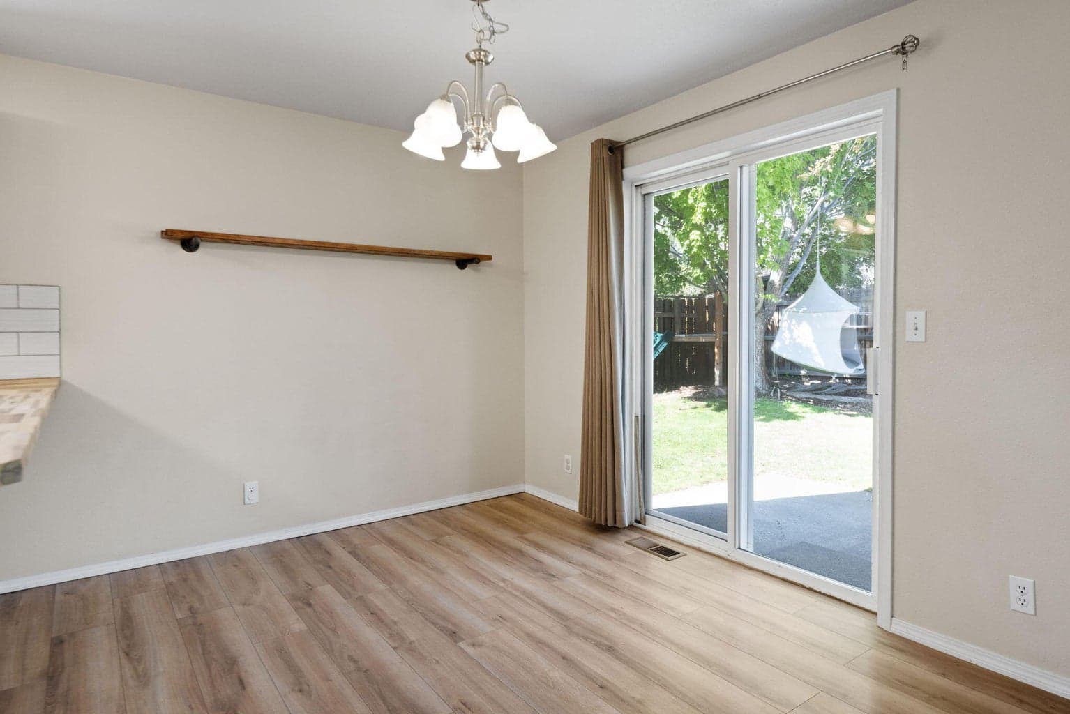 Photo of 1131 NE Locksley Drive 9 of 23